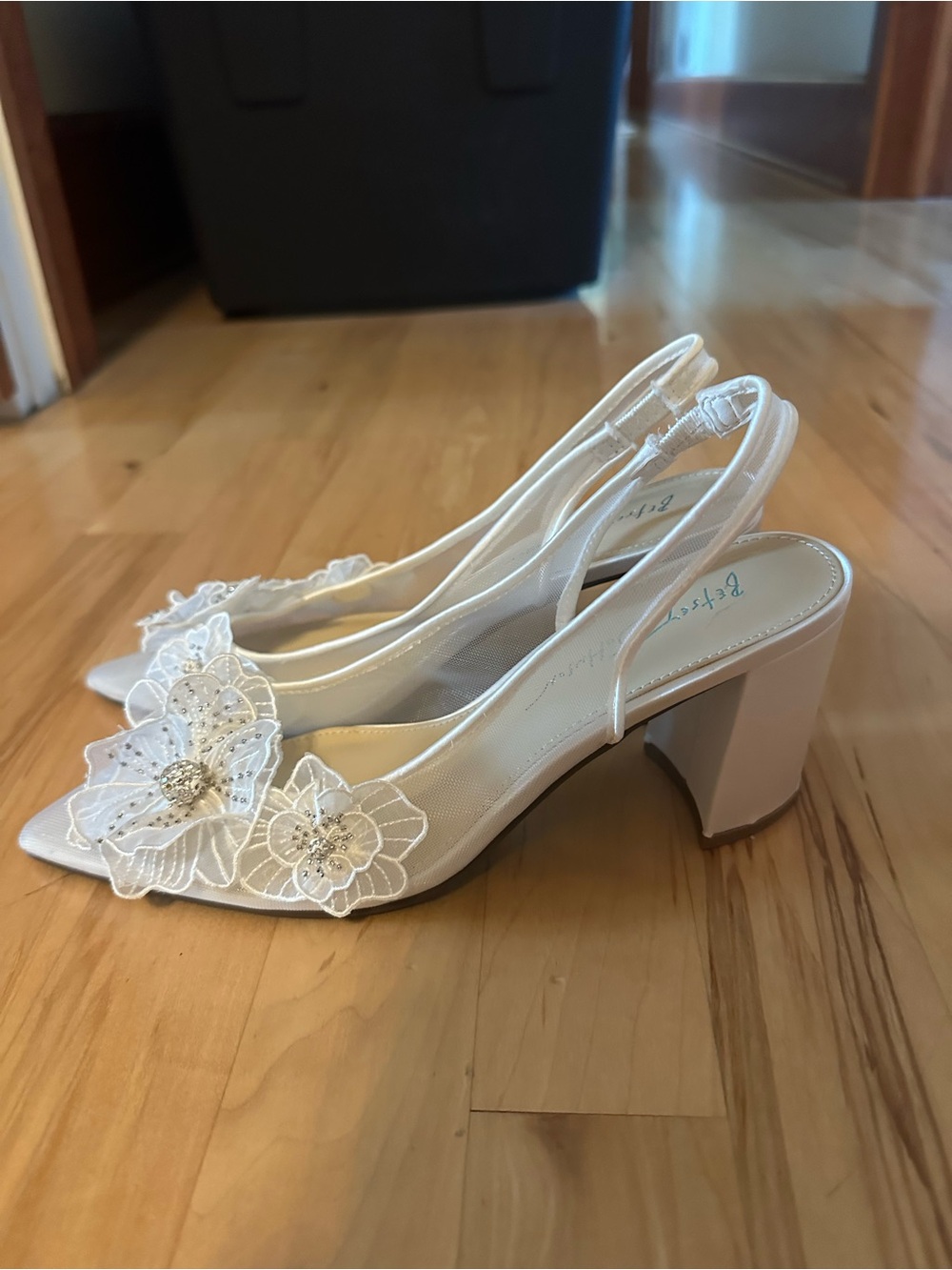Betsey Johnson Petra heels in ivory  3” sling back size 7 - Picture 2 of 8
